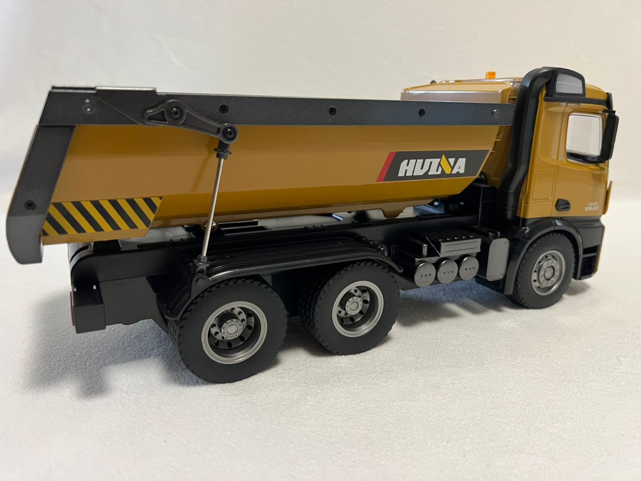 RC Truck Huina 1573 Metal dump truck with lights and sounds and Battery