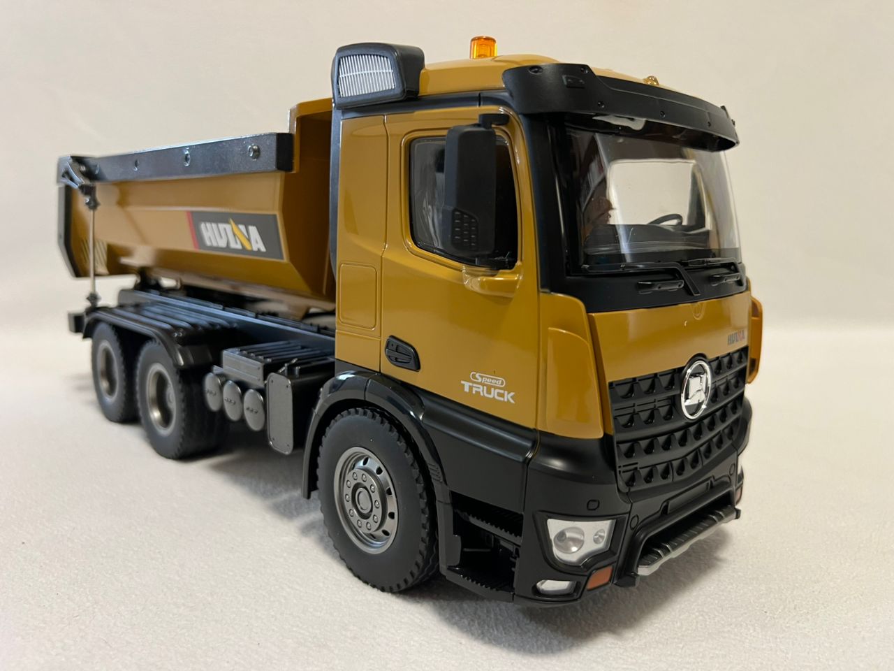 RC Truck Huina 1573 Metal dump truck with lights and sounds and Battery