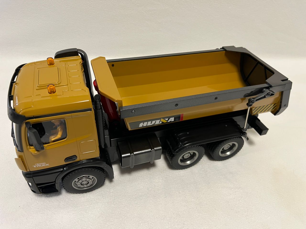RC Truck Huina 1573 Metal dump truck with lights and sounds and Battery