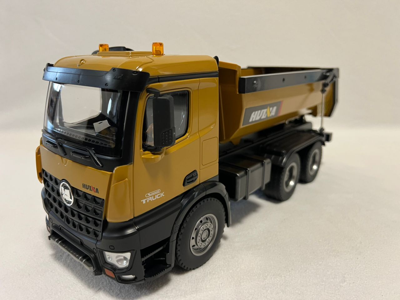 RC Truck Huina 1573 Metal dump truck with lights and sounds and Battery