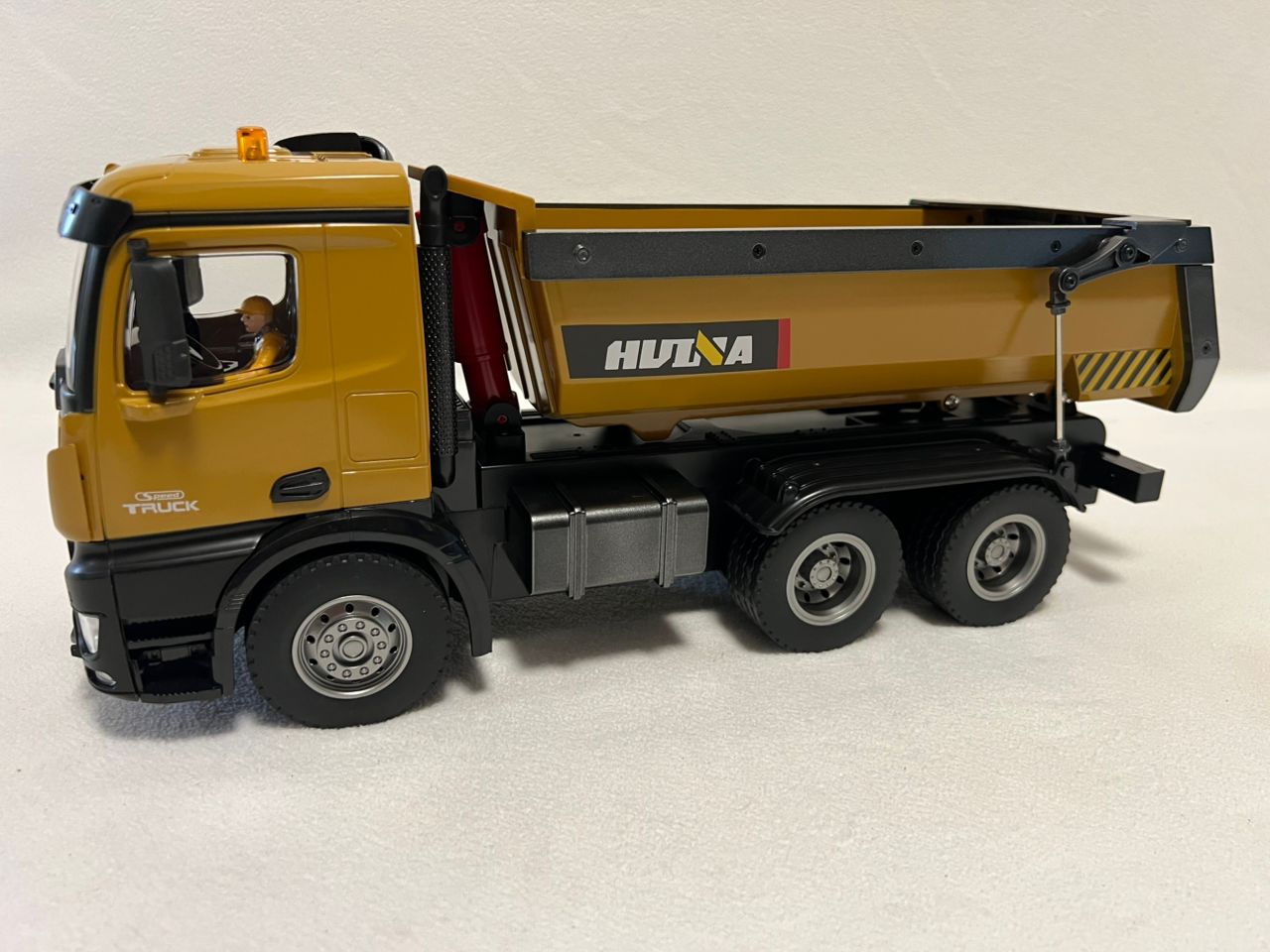 RC Truck Huina 1573 Metal dump truck with lights and sounds and Battery